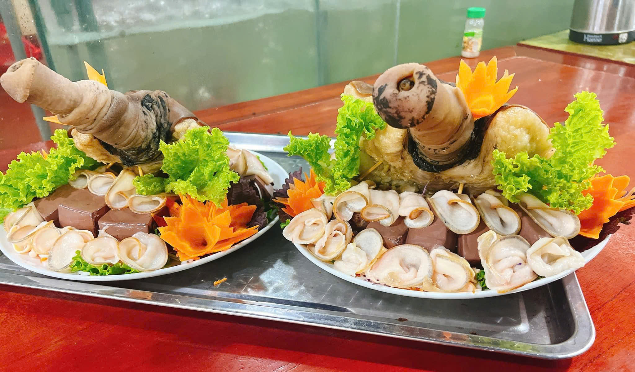 Đặc sản thần công ngựa Tây Bắc được bày trí hấp dẫn, đậm hương vị núi rừng.
